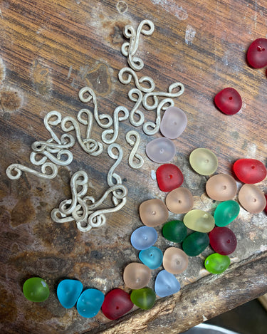 To design this choker we collected and polished crystals from the Cantabrian Sea.